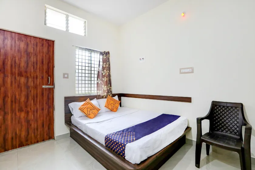 OYO New Dhan Win Lodge - Image 1