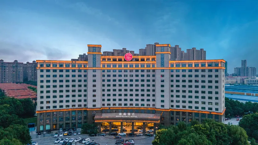 Rich Global Hotel - Image 1