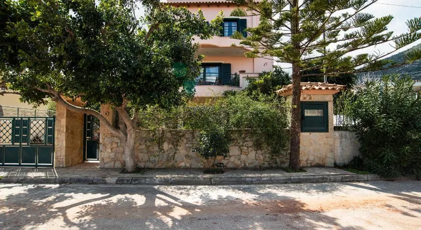 Family House in Nea Makri - Image 1