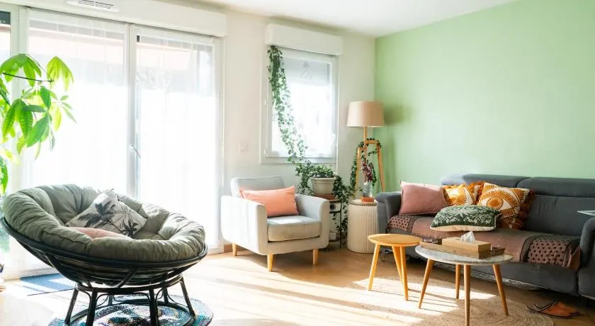 T2 apartment with garden near Paris - Image 1