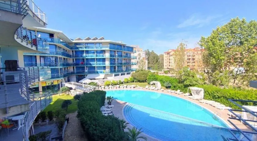 Apartment in Sunny Fort - Image 1