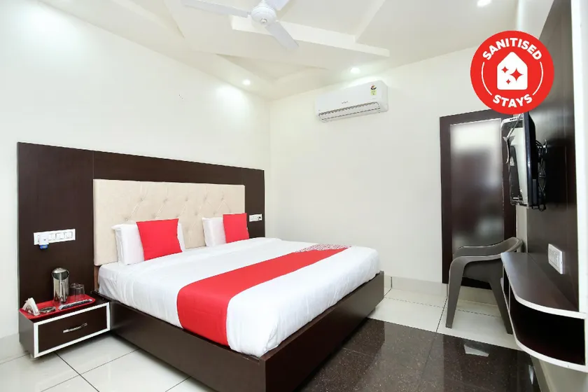 OYO 35464 Hotel Ls - Image 1