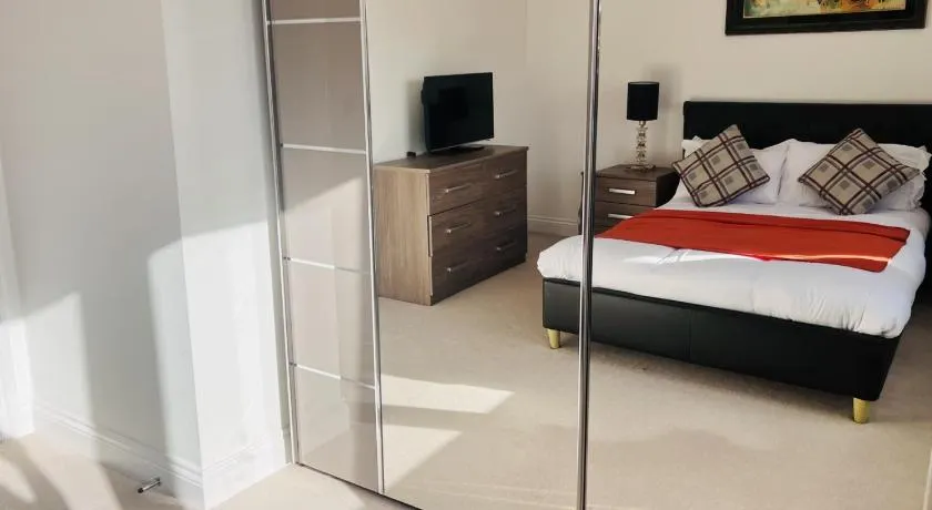 Elegant Double Room in a Family home with shared bathroom in Central Reading - Image 1