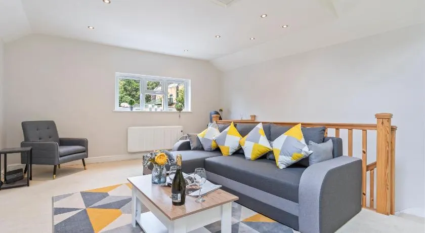 Redhill Hideaway Stylish Spacious Apartment - Image 1