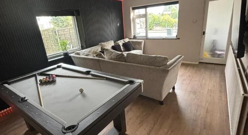 Stunning 2 Bed Flat With Games Table BHX NEC - Image 1