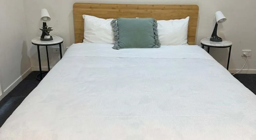 Double Bed Room with Ensuite Bath-Peaceful location - Image 1