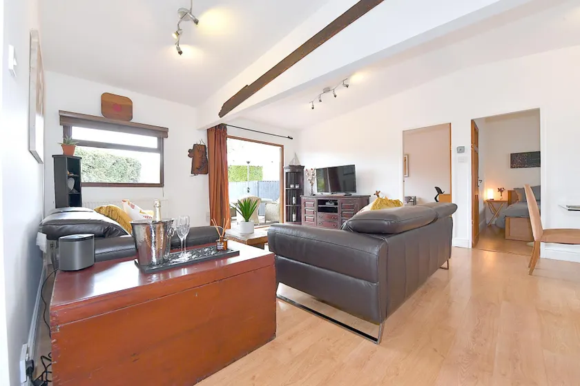 Gorgeous 3BD Cottage with Parking Nr Guildford - Image 1