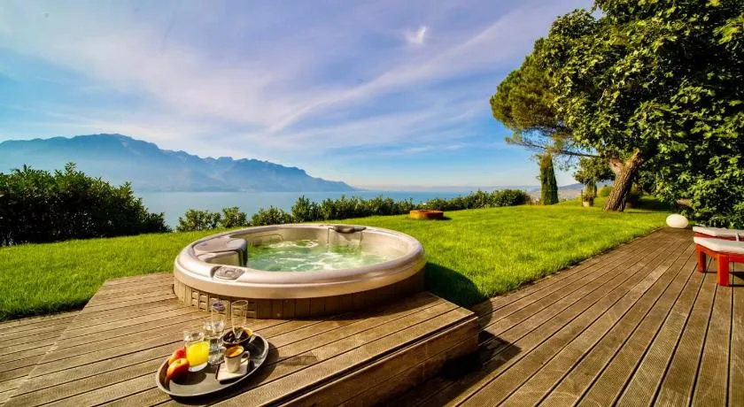 Sunset House with gorgeous view of the lake - Image 1