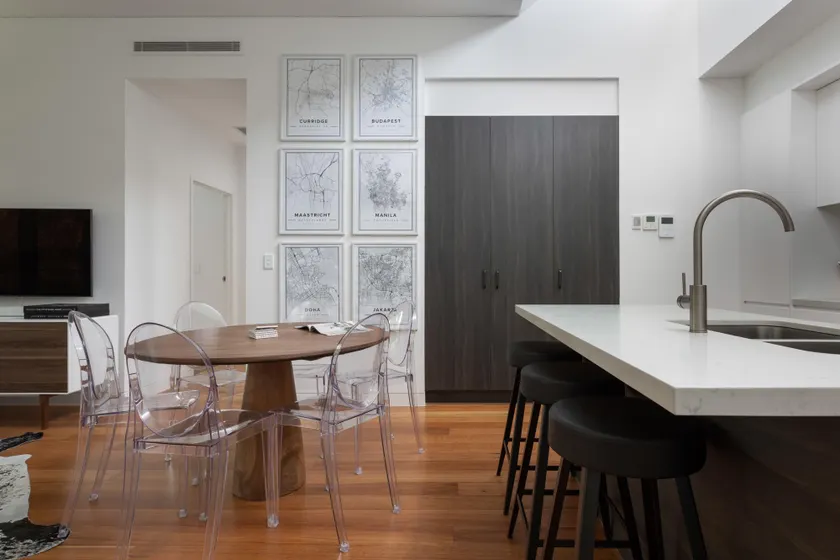 Stylish 2-Bed Apartment with BBQ Patio Near Beach - Image 1