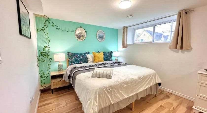 Spacious 1 BD + 1 Den near Marina and Canal - Image 1