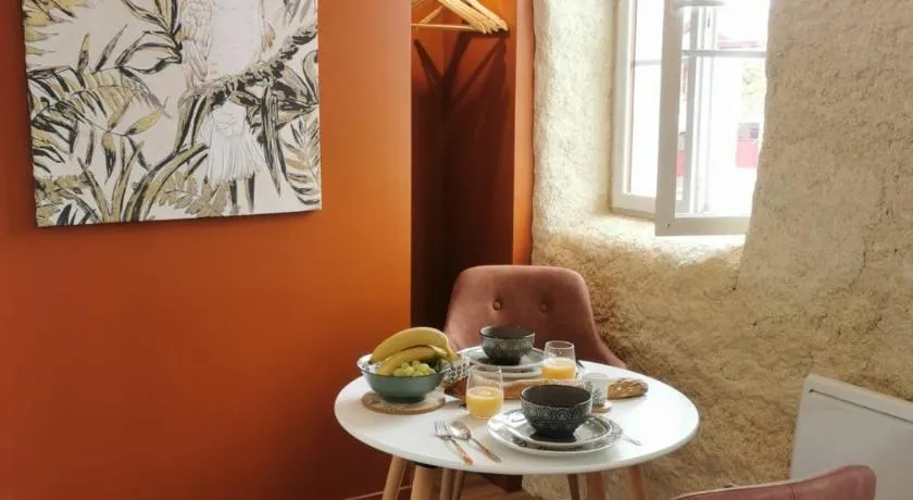 Les appartements du centre, 3 appartements avec CLIMATISATION, 4 appartements avec climatiseur mobile, refaits à neuf, 50m à pieds des commerces, restaurants, parking gratuit - Image 1