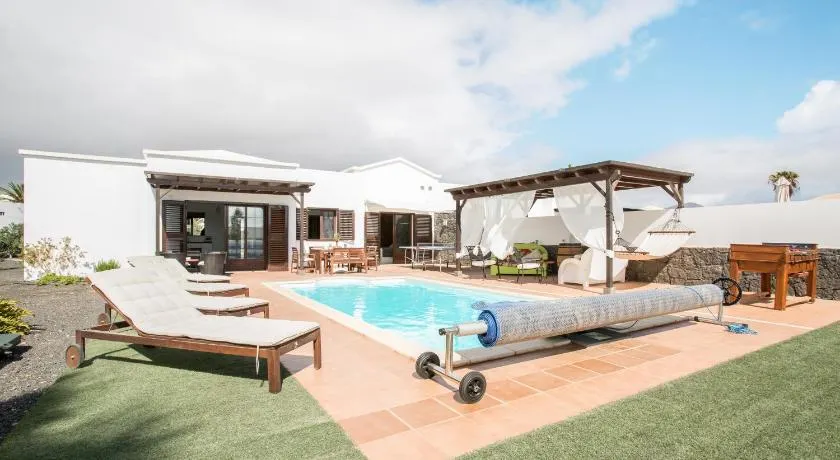 Villa Kodotoma avec vue sur la mer, Wi-Fi haut débit, jardin, terrasses et piscine. - Image 1