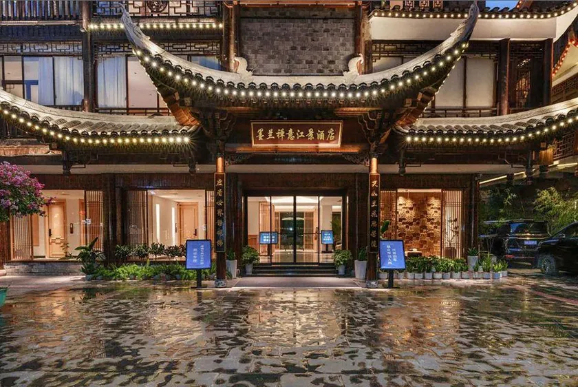 Molan Zen Riverside View Hotel - Image 1