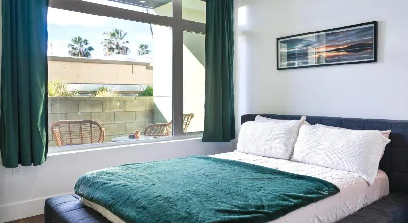 Luxe Corner Penthouse 1BR Condo on Sunset - Image 1
