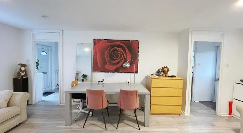 3 bed garden house direct connection to airport n train station - Image 1