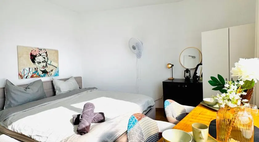 Comfortable Private Rooms in 5BR Apartment Near Kaufpark Alterlaa - Image 1