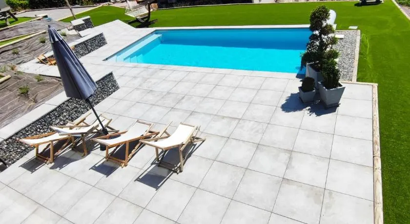 Chambre vue lac av piscine - Image 1