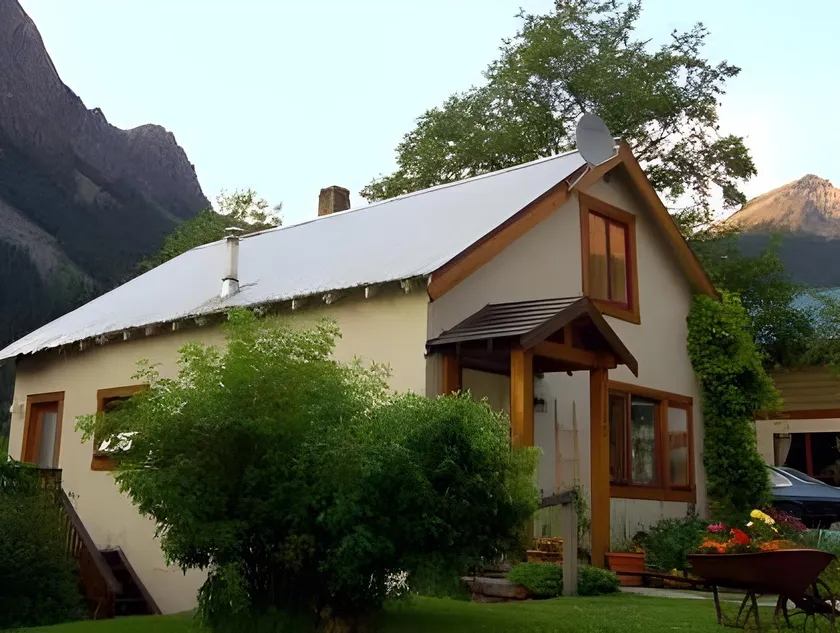 Charlie's Guesthouse - Image 1