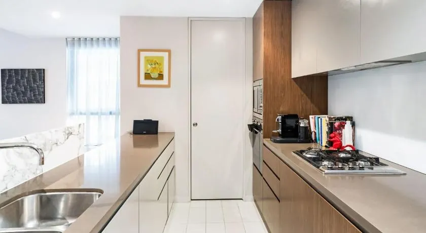 Leafy Inner City Apartment Camperdown - Image 1