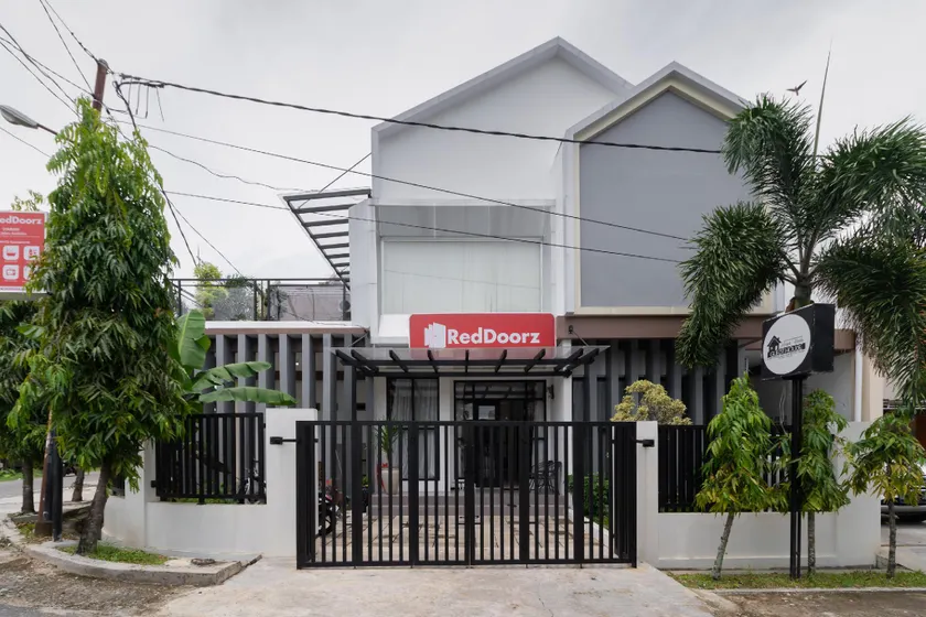RedDoorz Syariah at Jalan Andalas Padang - Image 1