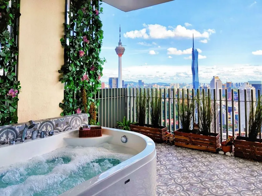Penthouse Sky Jacuzzi At KLCC - Image 1