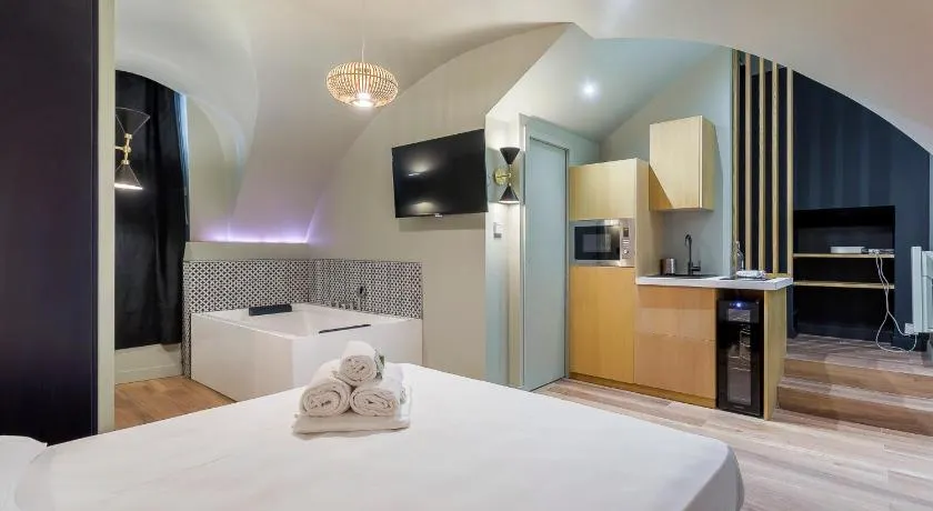 Suite Romantique Balnéo Centre Lyon - Image 1