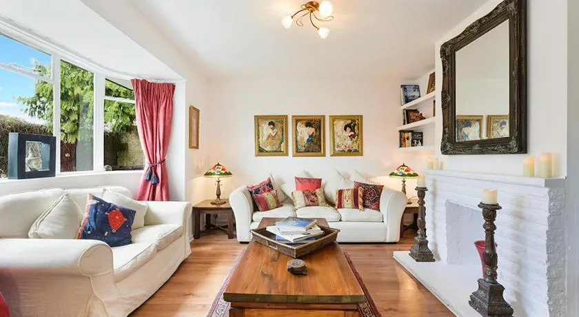 Hidden Cottage with Parking in Esher Surrey - Pass the Keys - Image 1