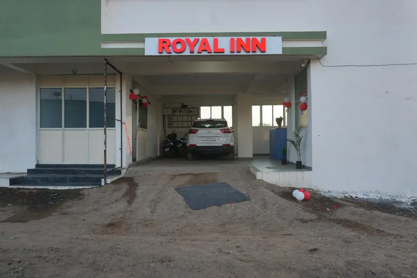 Hotel Royal Inn Dehu - Image 1
