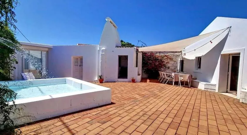 Casa Típica com Pátio e Tanque - Image 1