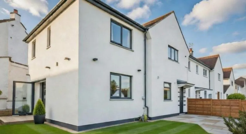 Dreghorn House 5 b-rooms 9 beds 3 toilets 2 showers,1 bath 2 receiption Secure free Parking 233 Wifi - Image 1