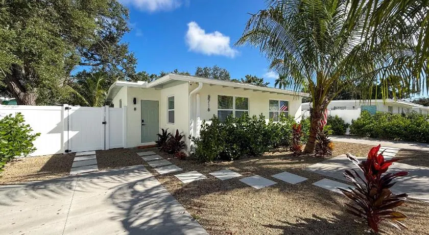 Bradenton Retreat 4BR 3Bath with pool - Image 1