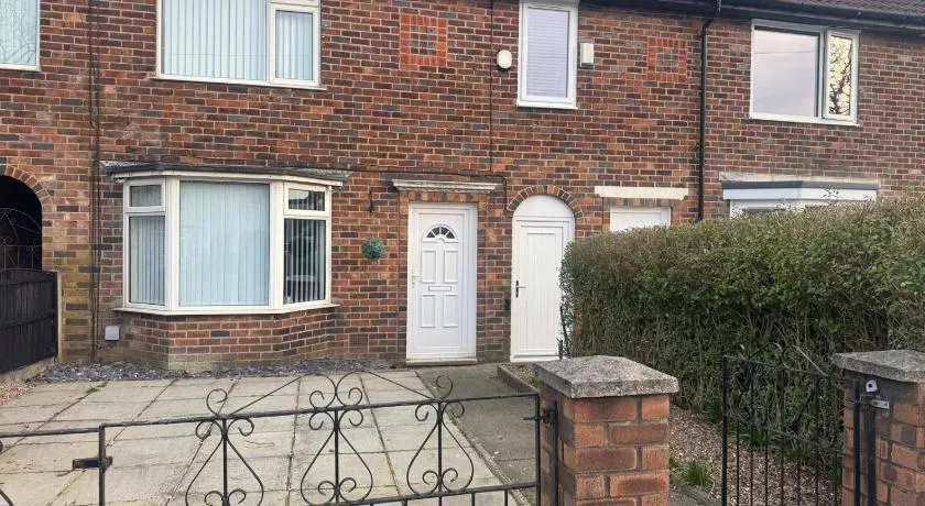 Knotty Ash - 3 Beds - Sleeps 6 - On-Site Parking - Image 1