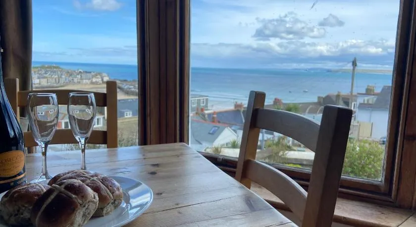 THE STONES St Ives Apartment Panoramic Harbour Views and Onsite Parking - Image 1