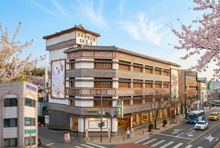 Jeonju Hanok Taejogung Hotel - Image 1