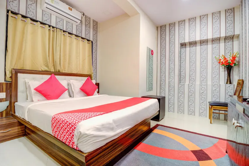 OYO 69852 De Classico Hotel - Image 1