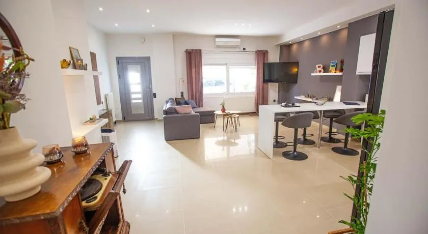 Kalafatis Downtown Apartment - Image 1