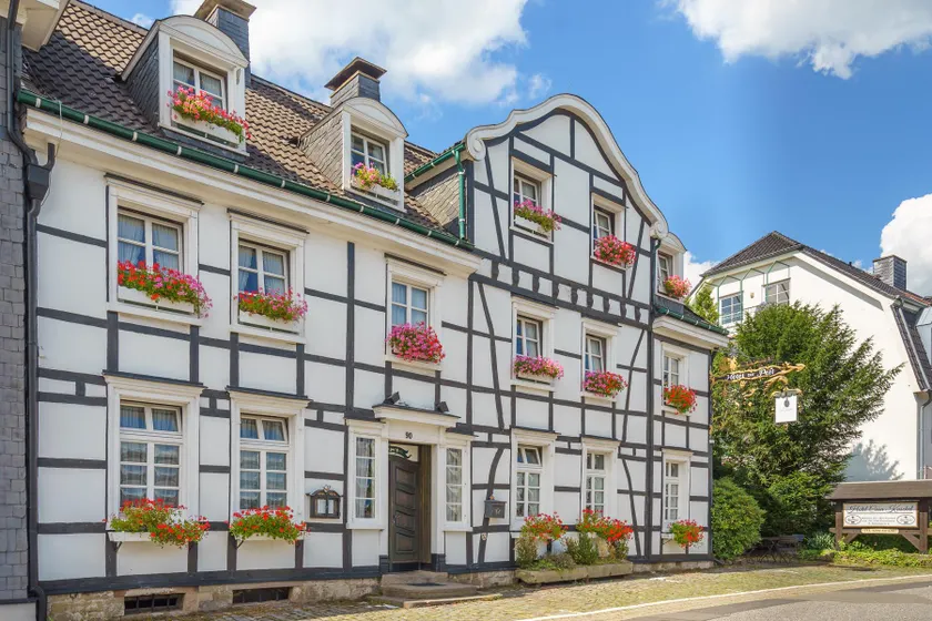 Hotel zur Post Dabringhausen - Quiet Business Hotel near Cologne and Dusseldorf Trade Fairs - Image 1