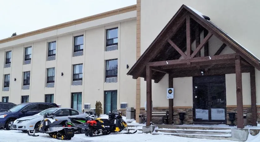 red maple inn and suites - Image 1