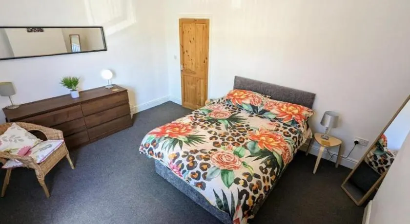 The Lawrence, Redcar - 2 Bedroom Victorian House - Free On-Street Permit Parking, Fast Wifi, Virgin TV - Perfect for Contractors, Families and Couples - Image 1