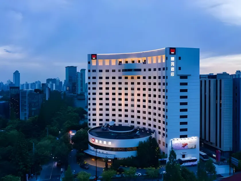 Radisson RED Shanghai Wujiaochang Hotel - Image 1