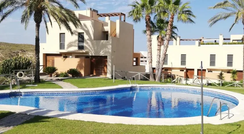 BAJO con JARDÍN PROPIO EN VALLE DEL ESTE GOLF!! - Image 1