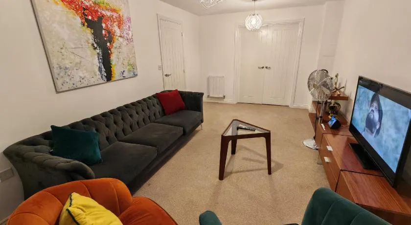 Garland Modern 4 Bedroom House with Garden & Parking - Image 1