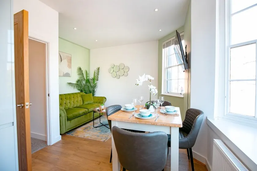 Modern 1-Bed Flat | City Views | 10 Min to Station - Image 1