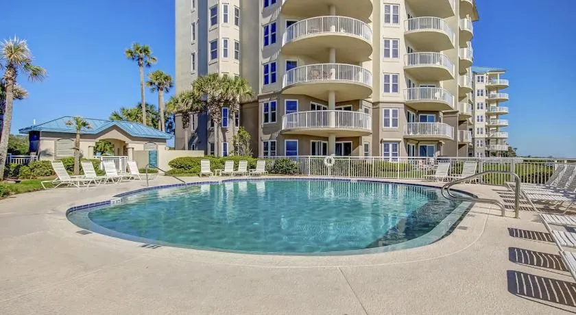 Oceanfront 5th-floor condo with balcony, gorgeous views & pool access - Image 1