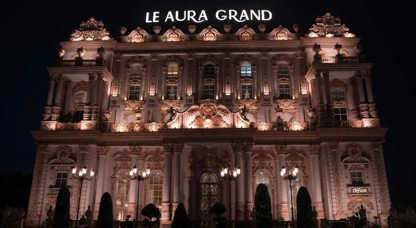 Le Aura Grand Hotel - Image 1