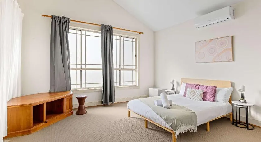 Quiet Cozy Rooms – Near Shops & Transit - Image 1