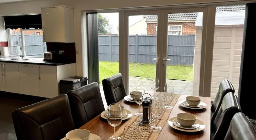 Large 5 Bedroom House Sleeps 10 Ideal for Contractors - Image 1