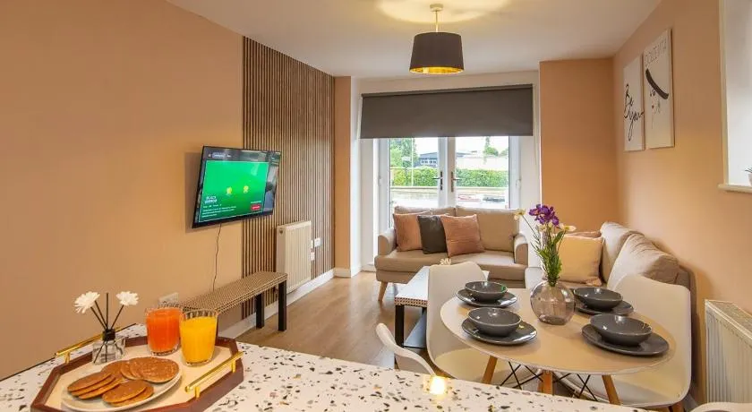 The Monument Apartment, 2 Bedrooms, 2 Bathrooms, Private Balcony, Open Plan kitchen, Recently Renovated, Code-Access Development, Free Multi Car Park, Ideal Location - Image 1