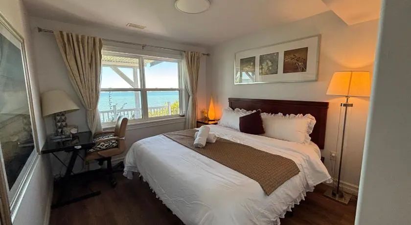 Luxury Retreat with Bay Views Offering Private Bedrooms and Entire Apartment Options - Image 1