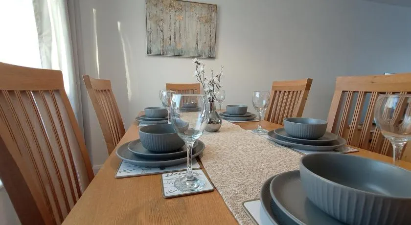 Stylish 3BR House with Private Garden - Image 1